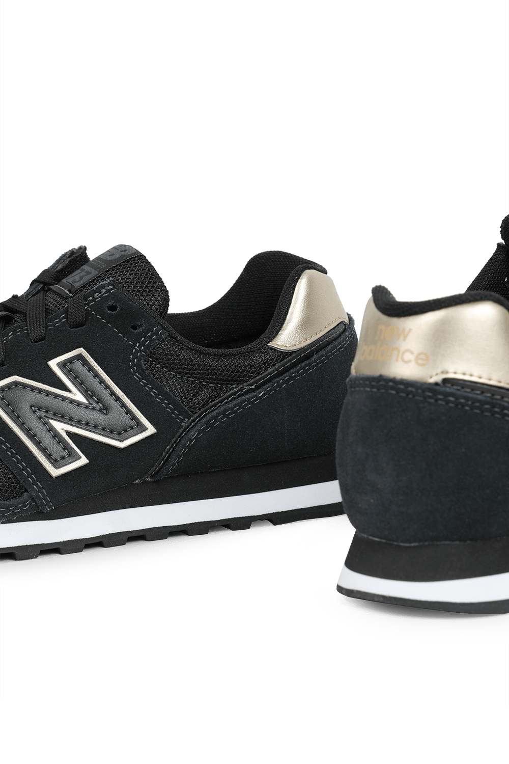 תמונת תקריב של נעלי סניקרס בצבע שחור וזהב