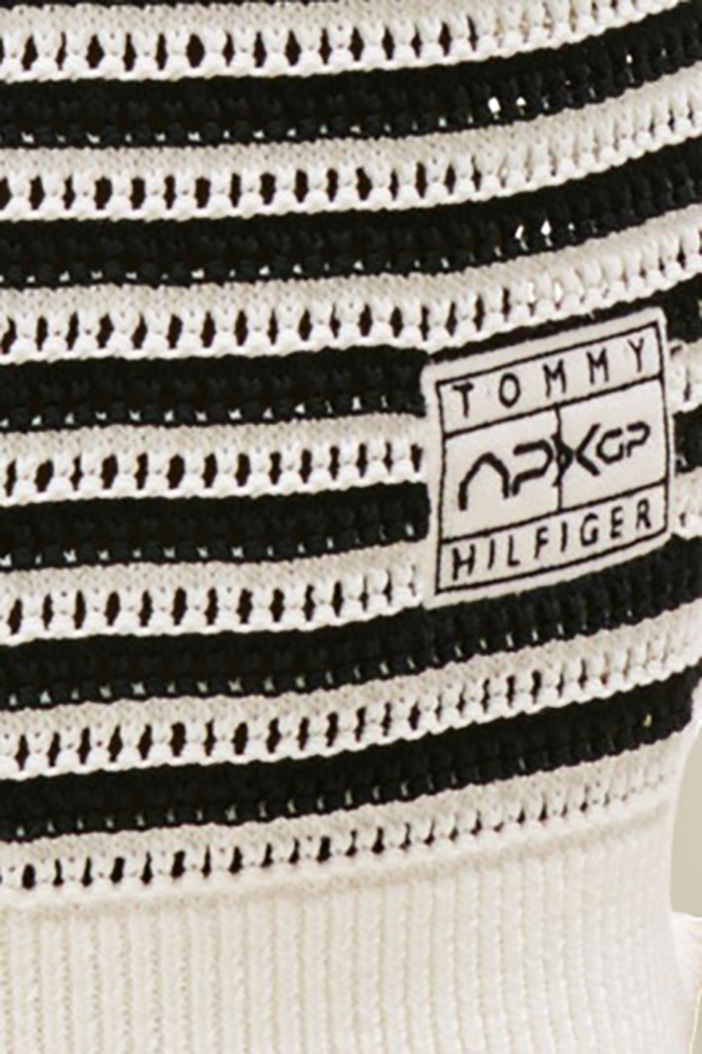 תמונת תקריב דוגמן של טומי הילפיגר X סרט פורמולה 1 גופיית קרושה