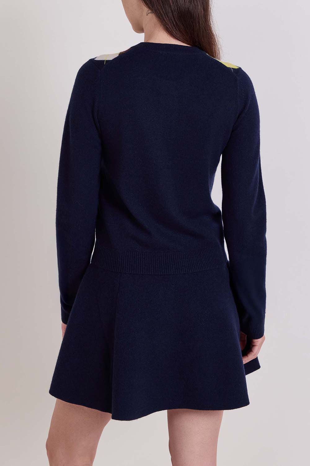 תמונת דוגמן אחורית של קרדיגן מעוינים צמר