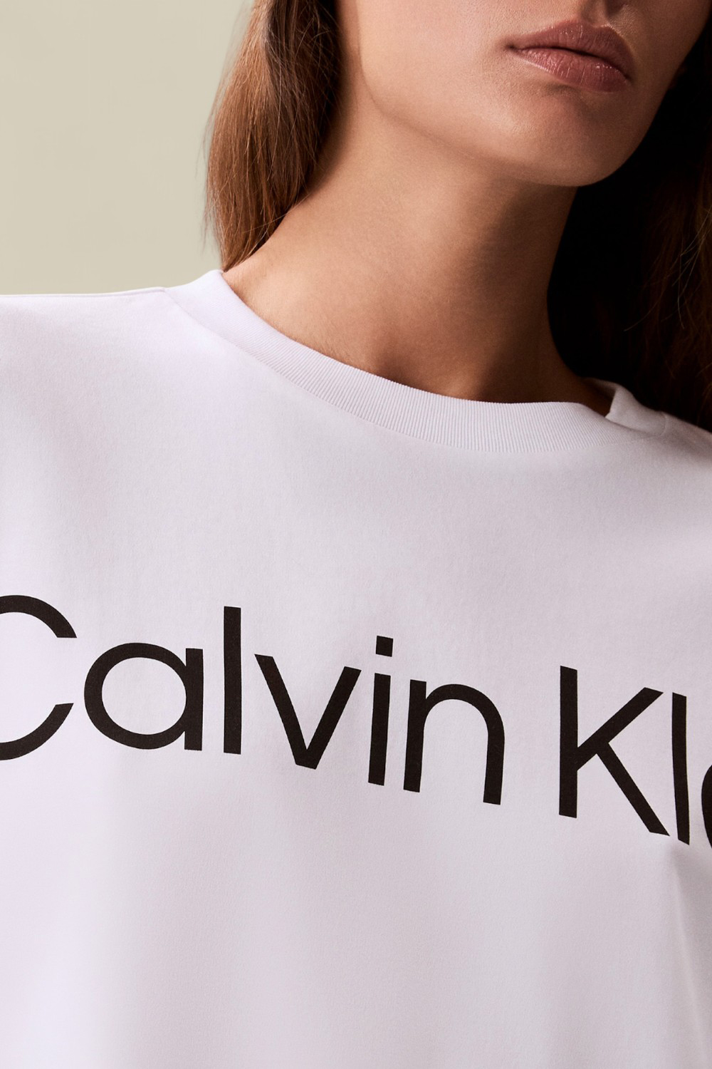 תמונת תקריב דוגמן של חולצת טי קרופ