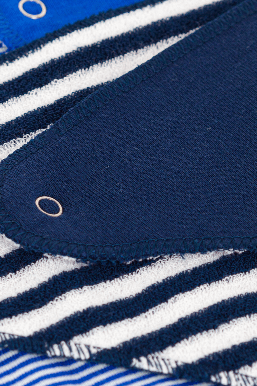 תמונת תקריב של מארז שני סינרים עם פסים מכותנה