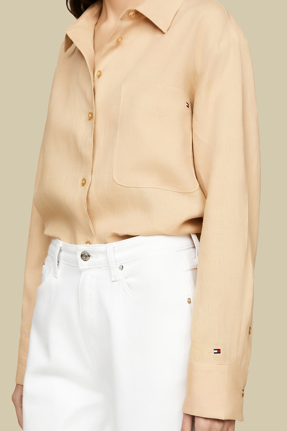 תמונת תקריב דוגמן של חולצת פשתן מכופתרת