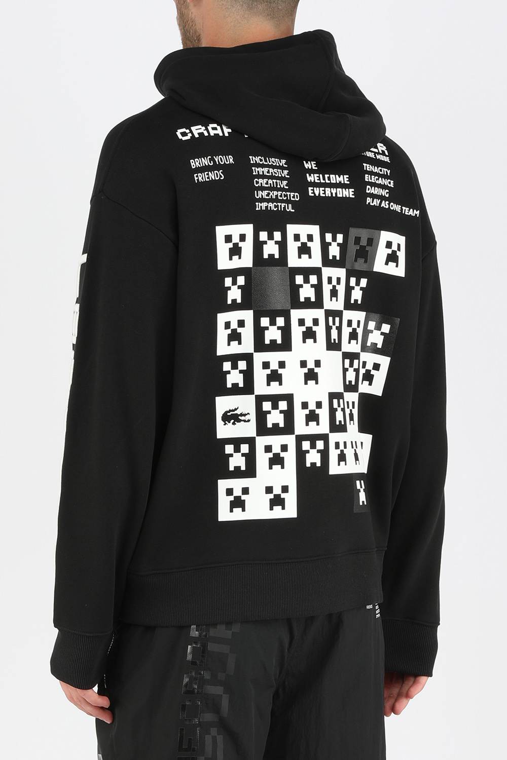 תמונת דוגמן אחורית של לקוסט X מיינקראפט מכנסי ברמודה שחורים