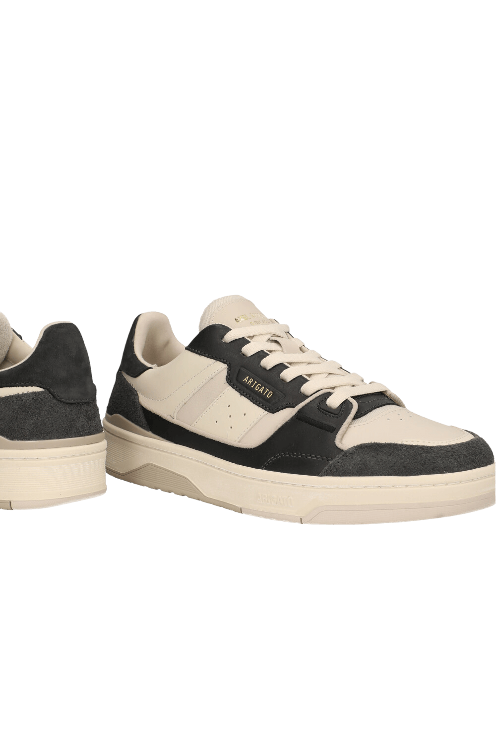 תמונת תקריב של נעלי סניקרס קליי