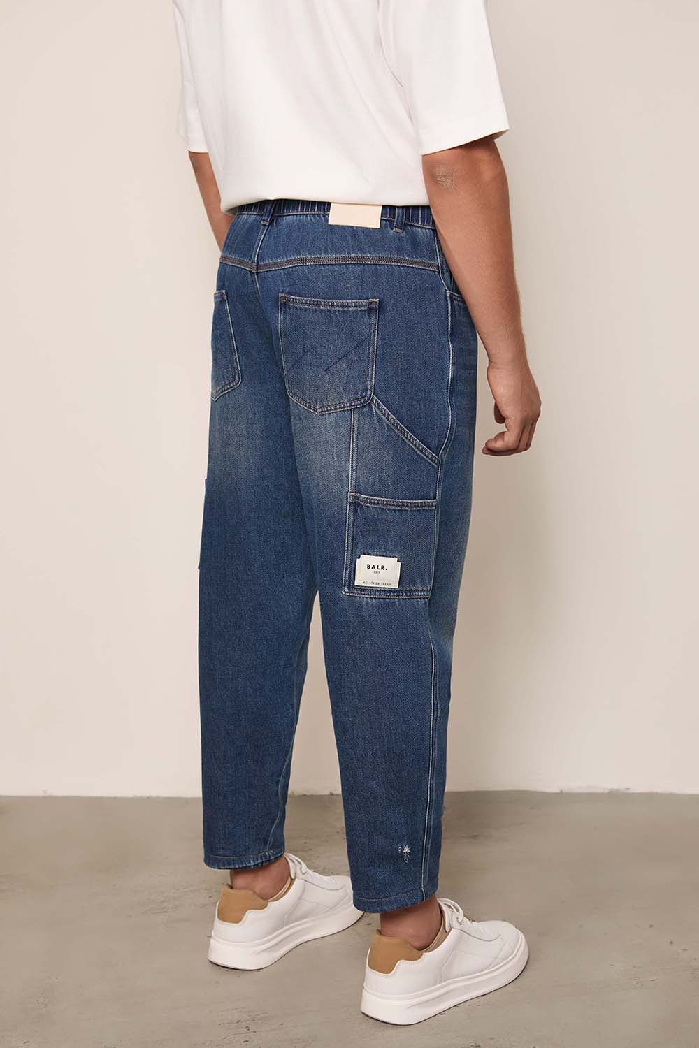 תמונת דוגמן אחורית של מכנסיים ארוכים