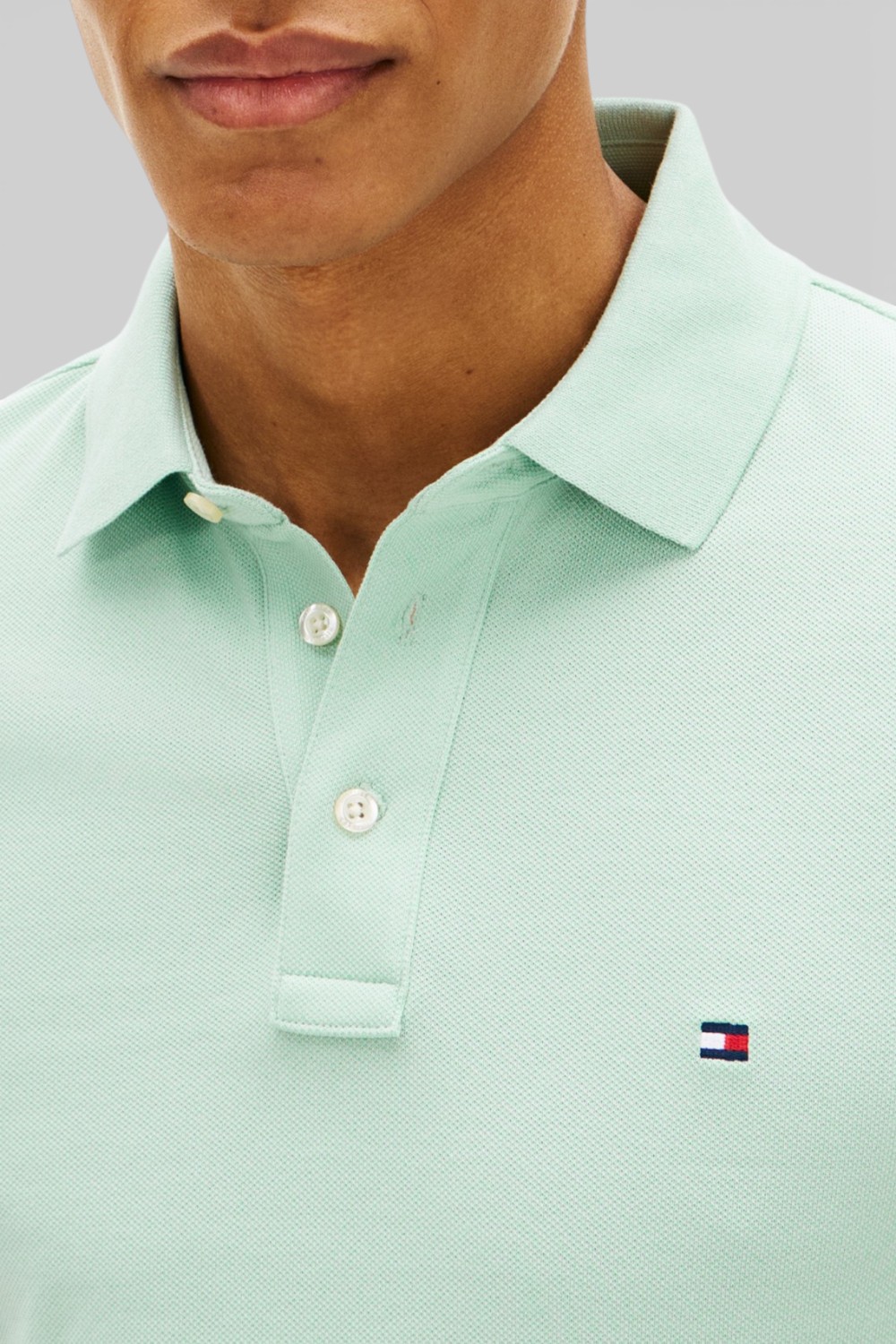 תמונת תקריב דוגמן של חולצת פולו בגזרת סלים