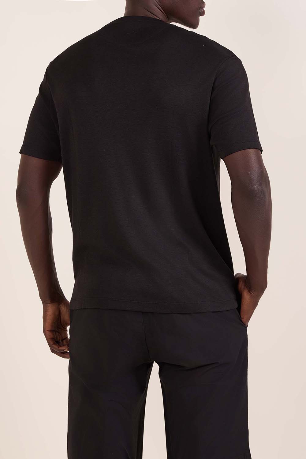 תמונת דוגמן אחורית של חולצת טי