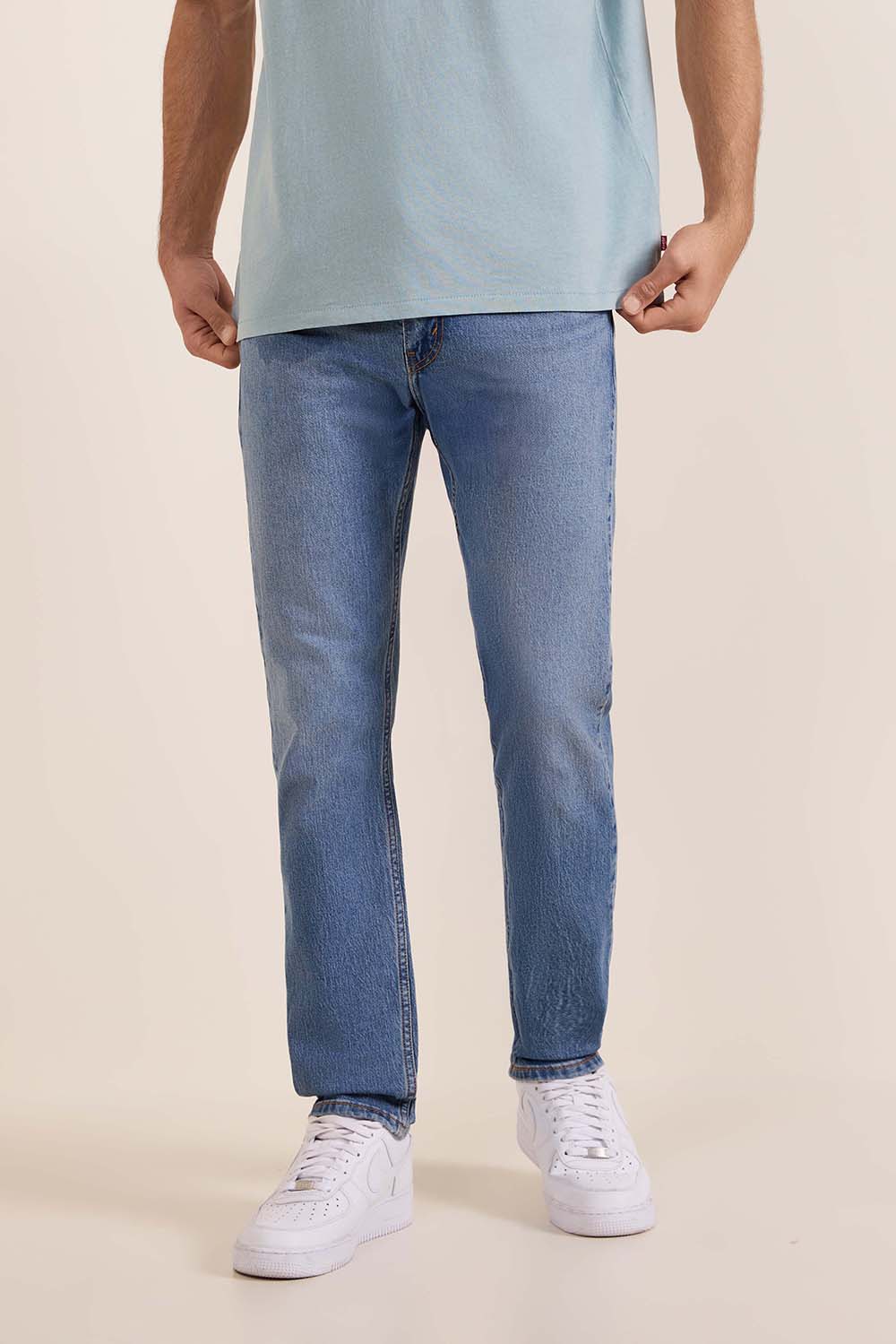 תמונת דוגמן קידמית של מכנסי ג'ינס טאפר 502 בגזרה ישרה