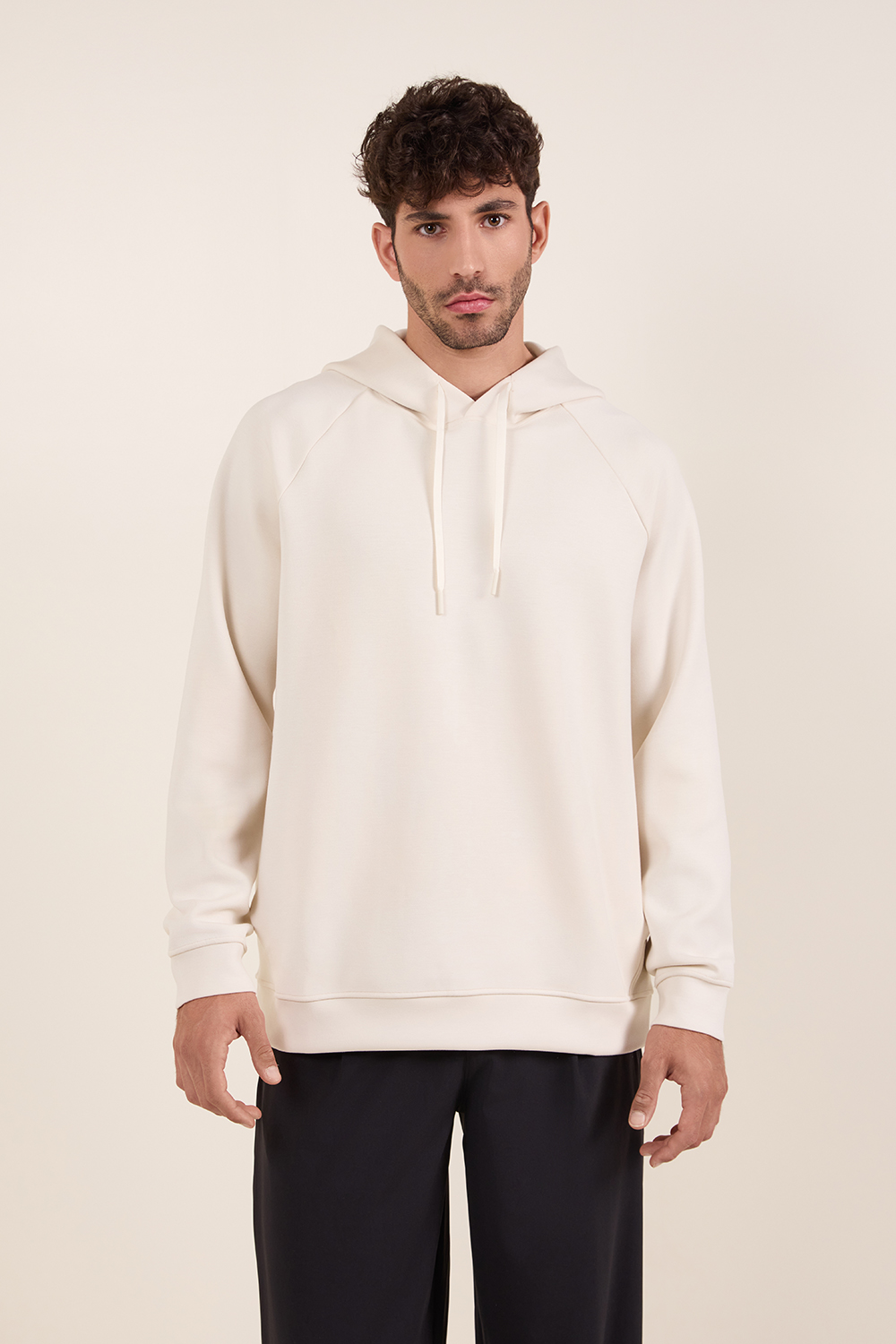 תמונת דוגמן קידמית של Smooth Spacer Pullover Hoodie