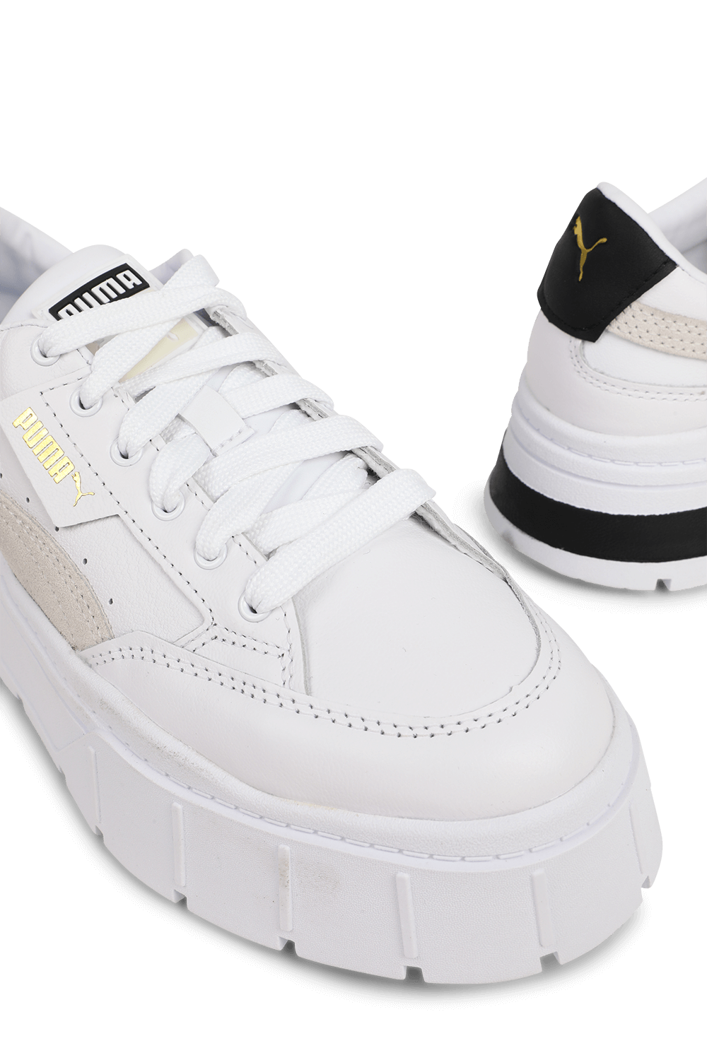 תמונת תקריב של סניקרס מייז עם לוגו