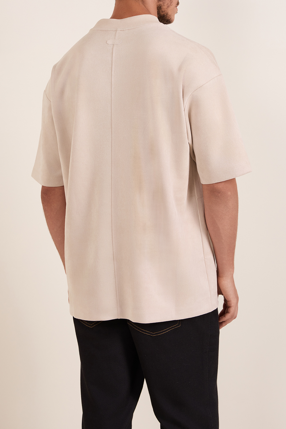 תמונת דוגמן אחורית של חולצת טי בגזרה משוחררת