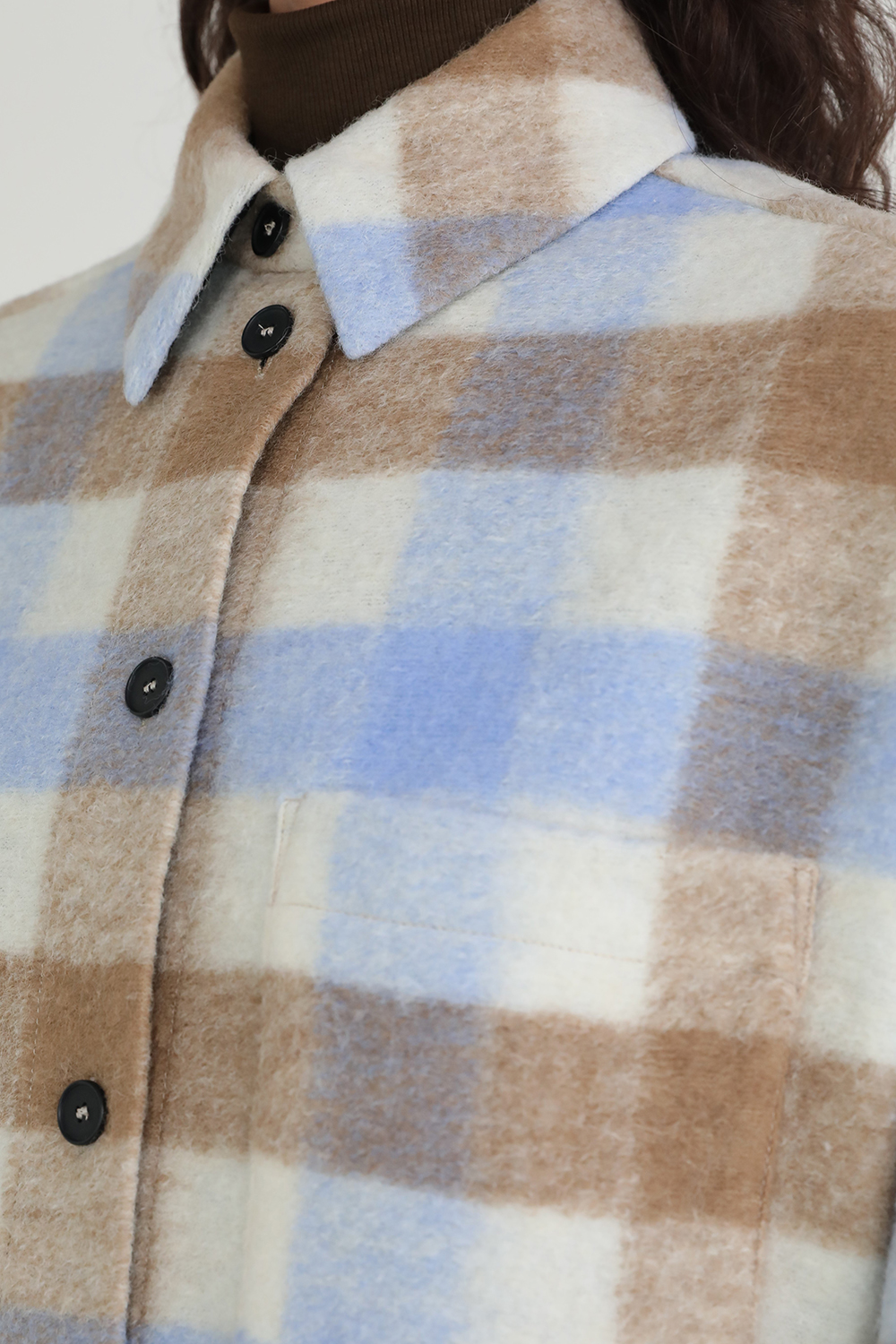 תמונת תקריב דוגמן של ז'קט משבצות ארוך