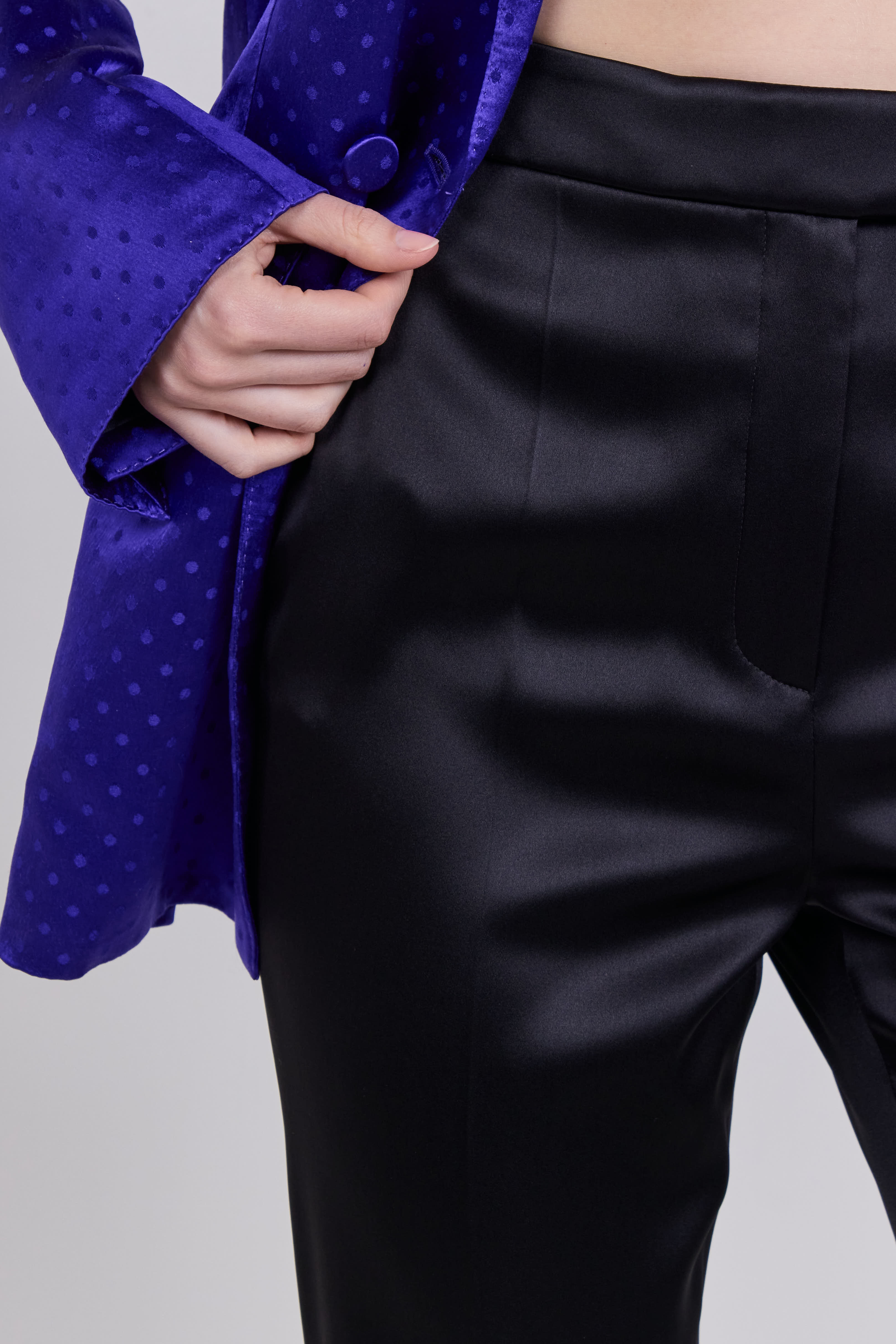 תמונת תקריב דוגמן של מכנסיים מחוייטים