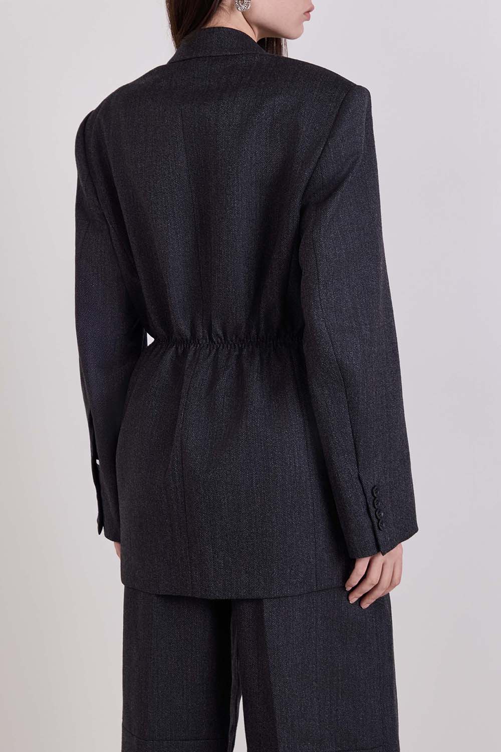 תמונת דוגמן אחורית של בלייזר אוברסייז