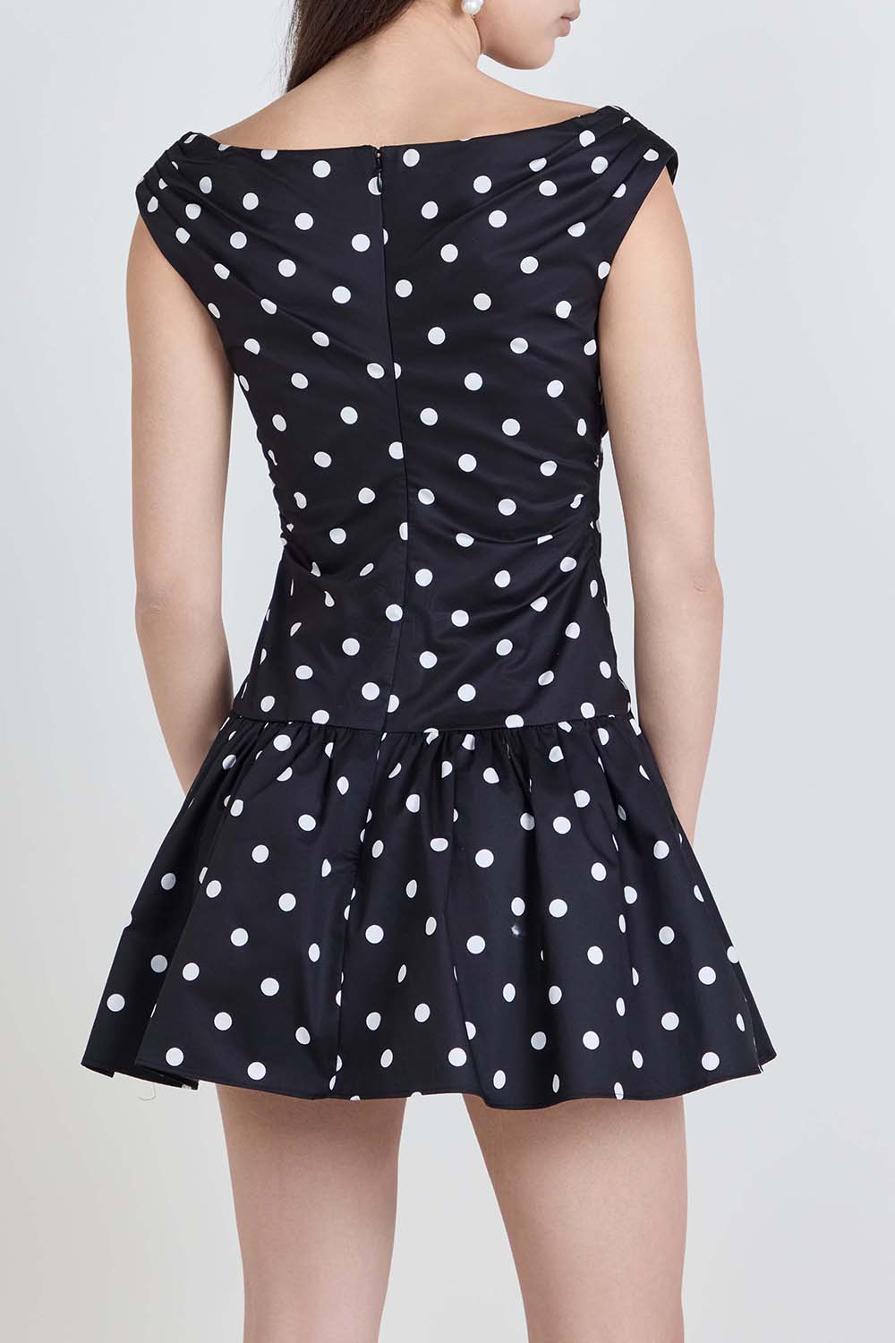 תמונת דוגמן אחורית של שמלת מיני נקודות