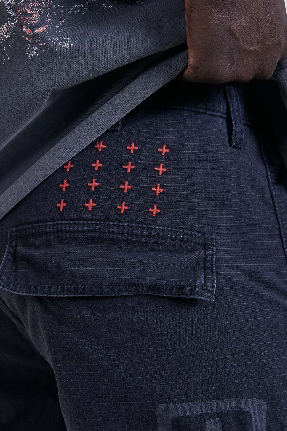 תמונת תקריב דוגמן של מכנסי קרגו