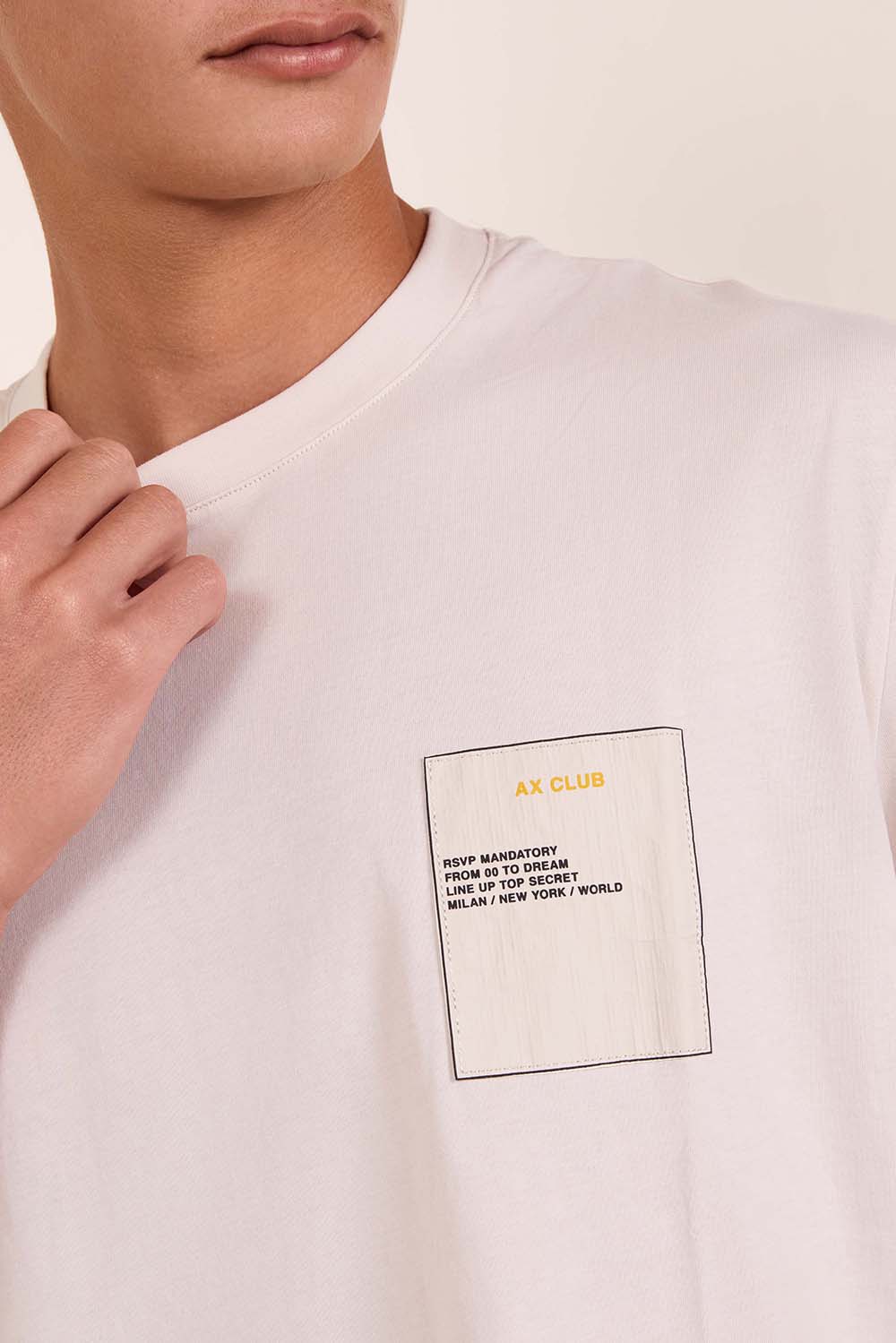 תמונת תקריב דוגמן של חולצת טי