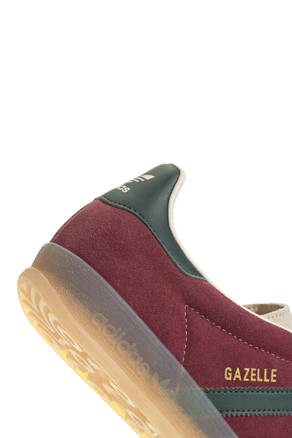 תמונת פנים של נעלי סניקרס גזל אינדור