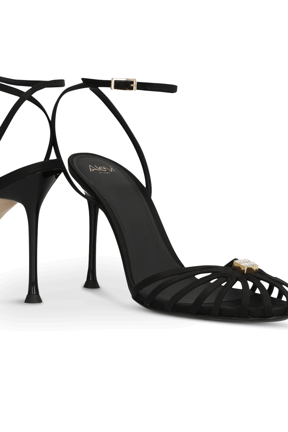 תמונת תקריב של נעלי עקב סאטן משי