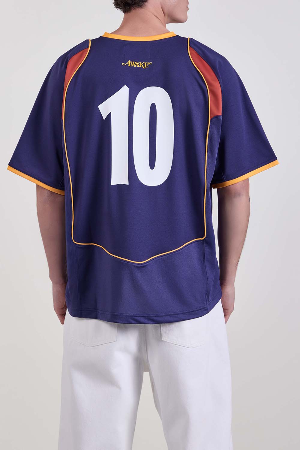 תמונת דוגמן אחורית של חולצת טי בגזרה משוחררת