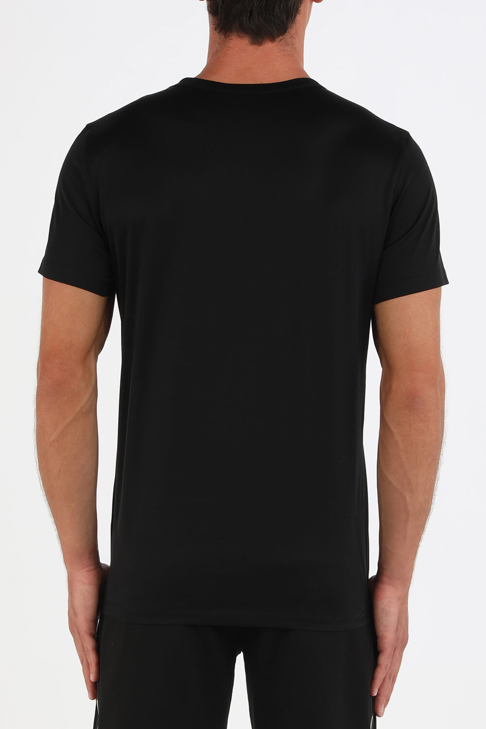 תמונת דוגמן אחורית של חולצת טי עם לוגו רקום בצבע שחור