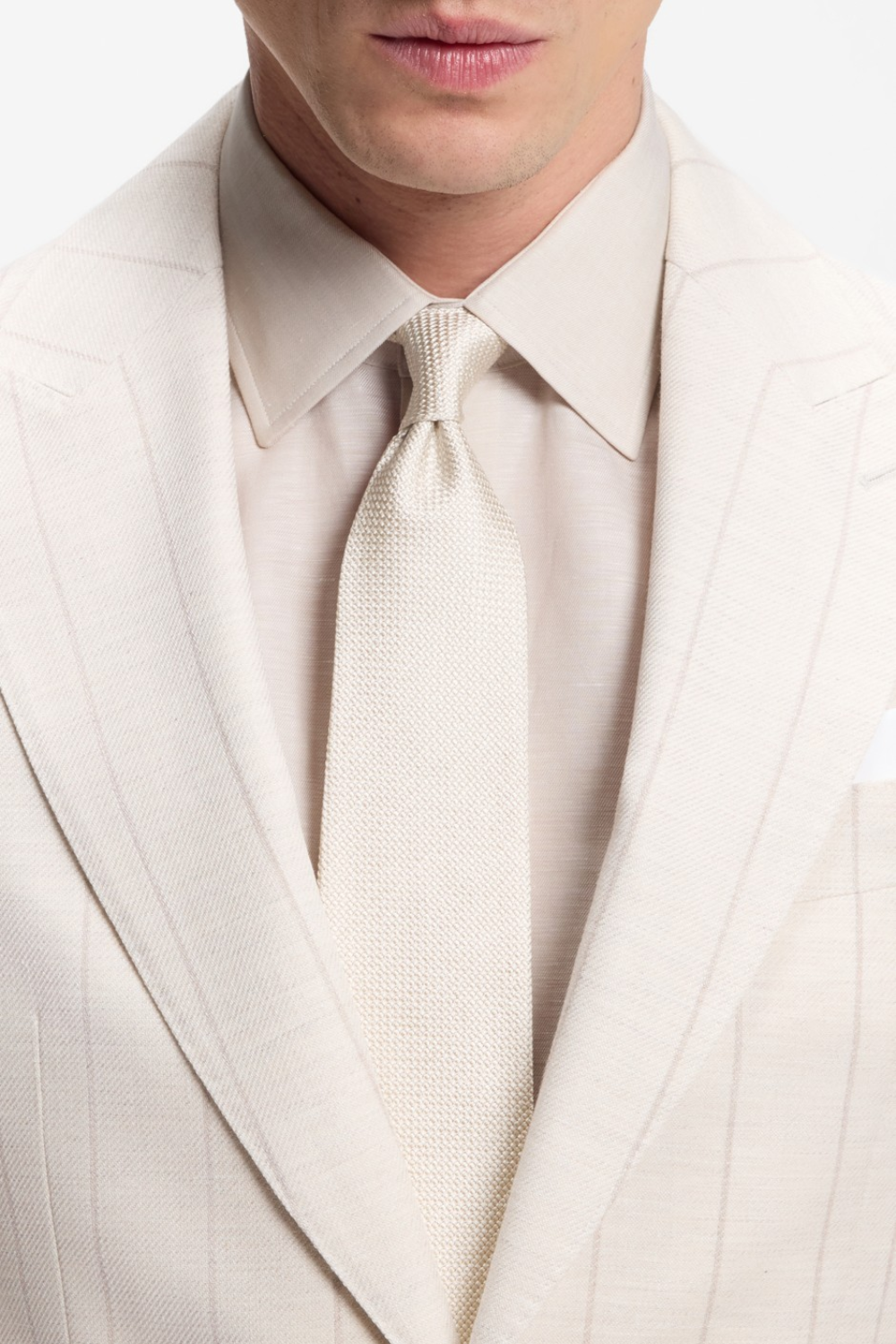 תמונה אחורית של עניבת משי