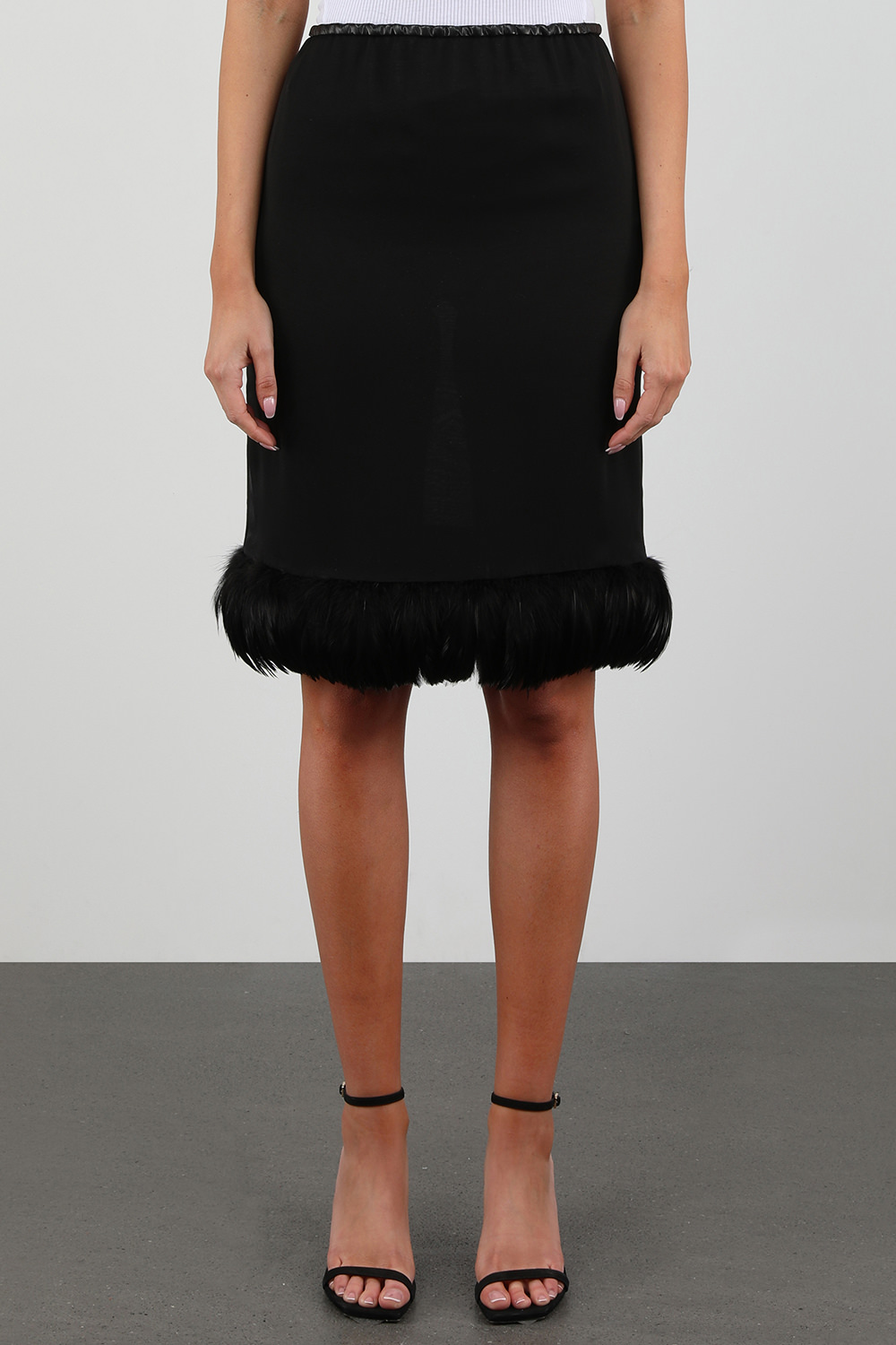 תמונת דוגמן קידמית של חצאית מידי שחורה בגימור נוצות