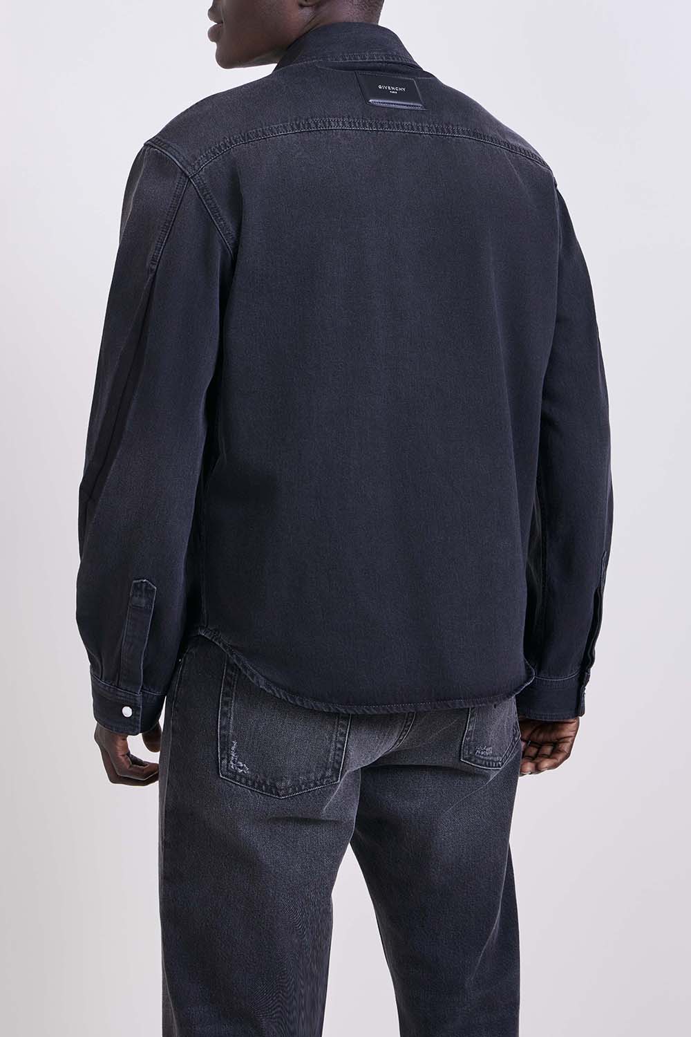 תמונת דוגמן אחורית של חולצה מכופתרת ג'ינס