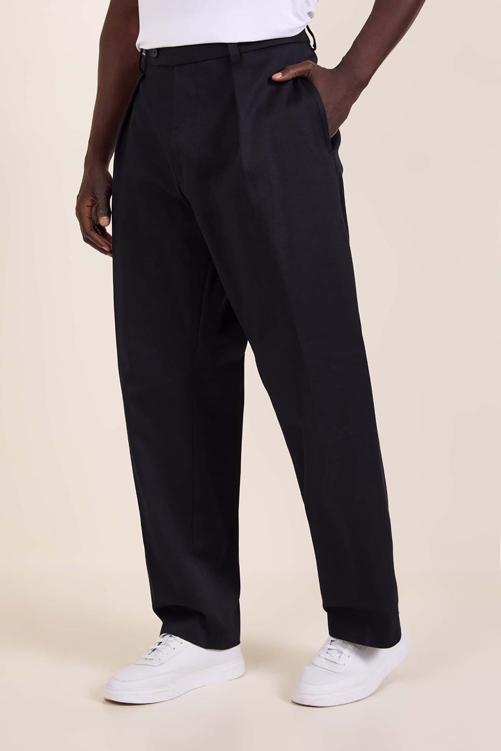 תמונת דוגמן קידמית של מכנסיים מחוייטים