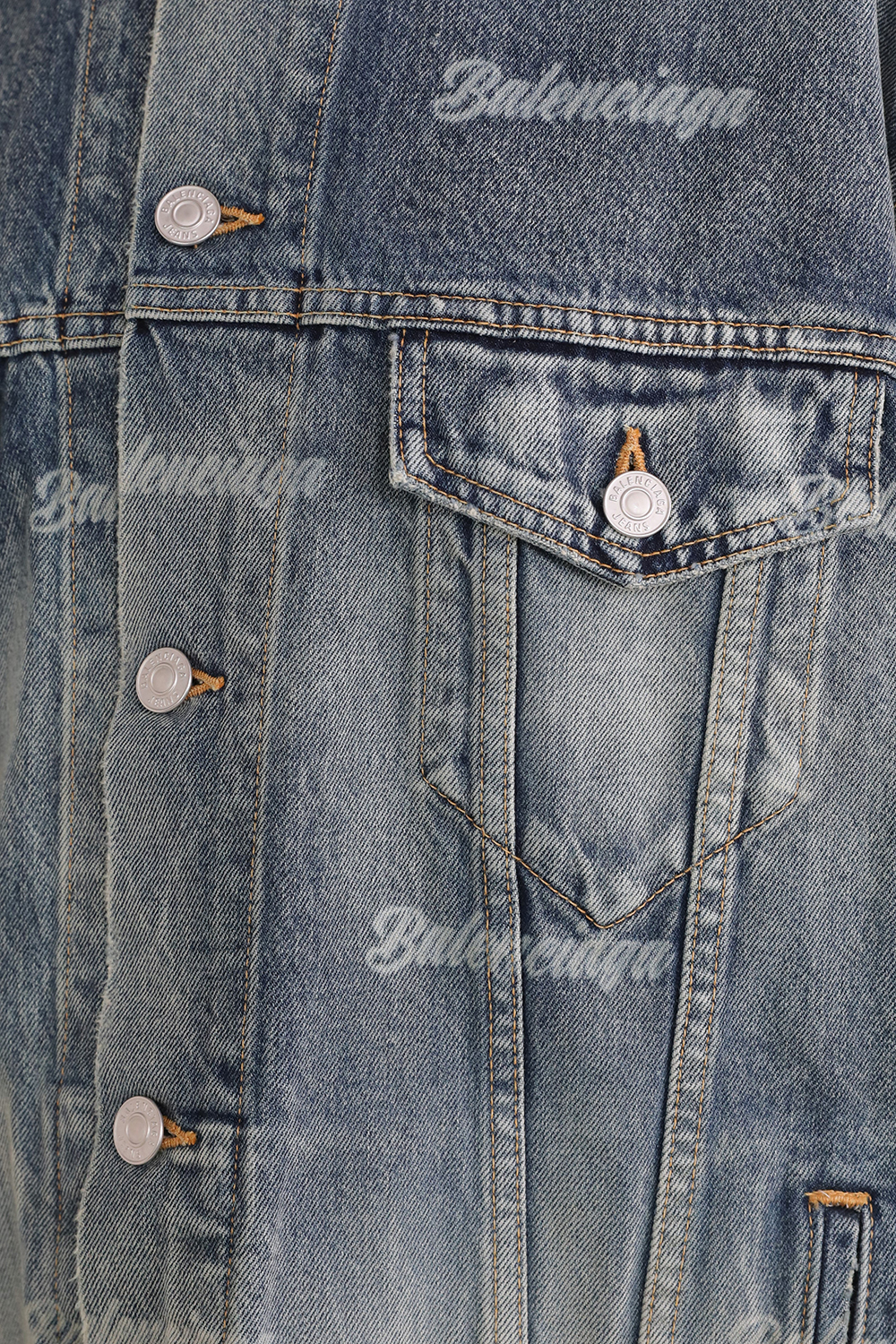 תמונת תקריב דוגמן של ז'קט ג'ינס מונוגרמי