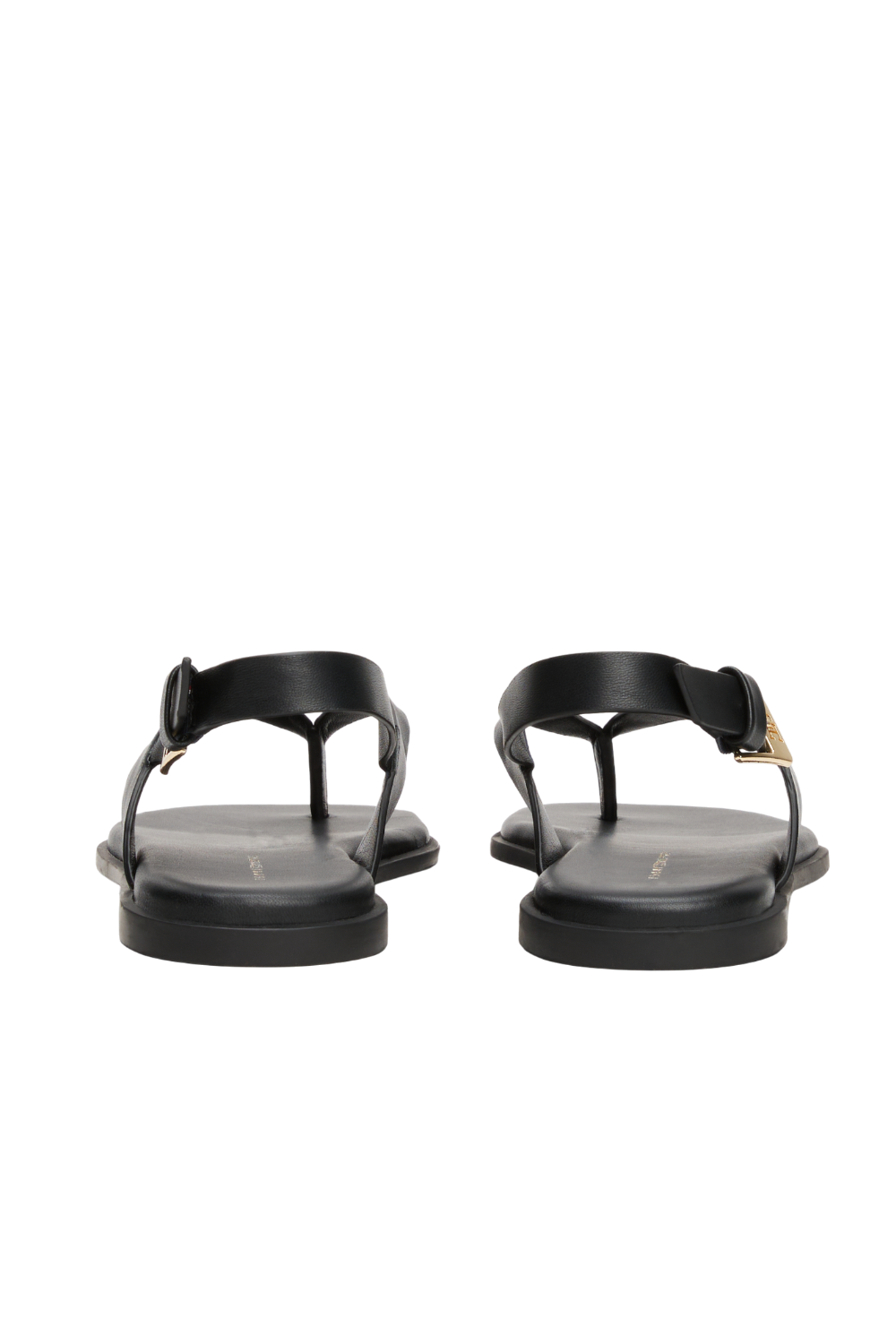 תמונת תקריב של סנדלי עור סלינג בק