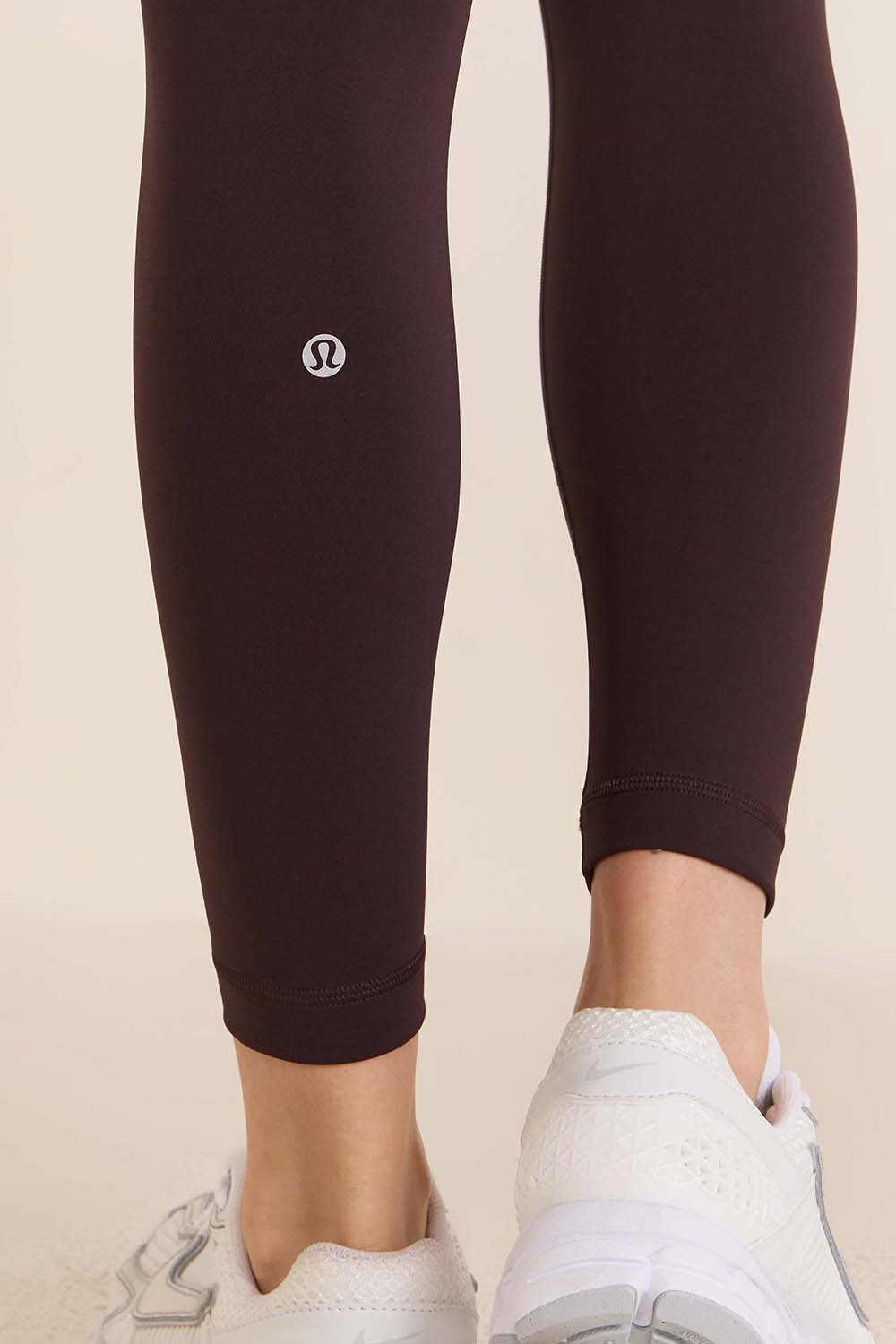 תמונת תקריב דוגמן של Wunder Train Contour Fit High-Rise Tight 25