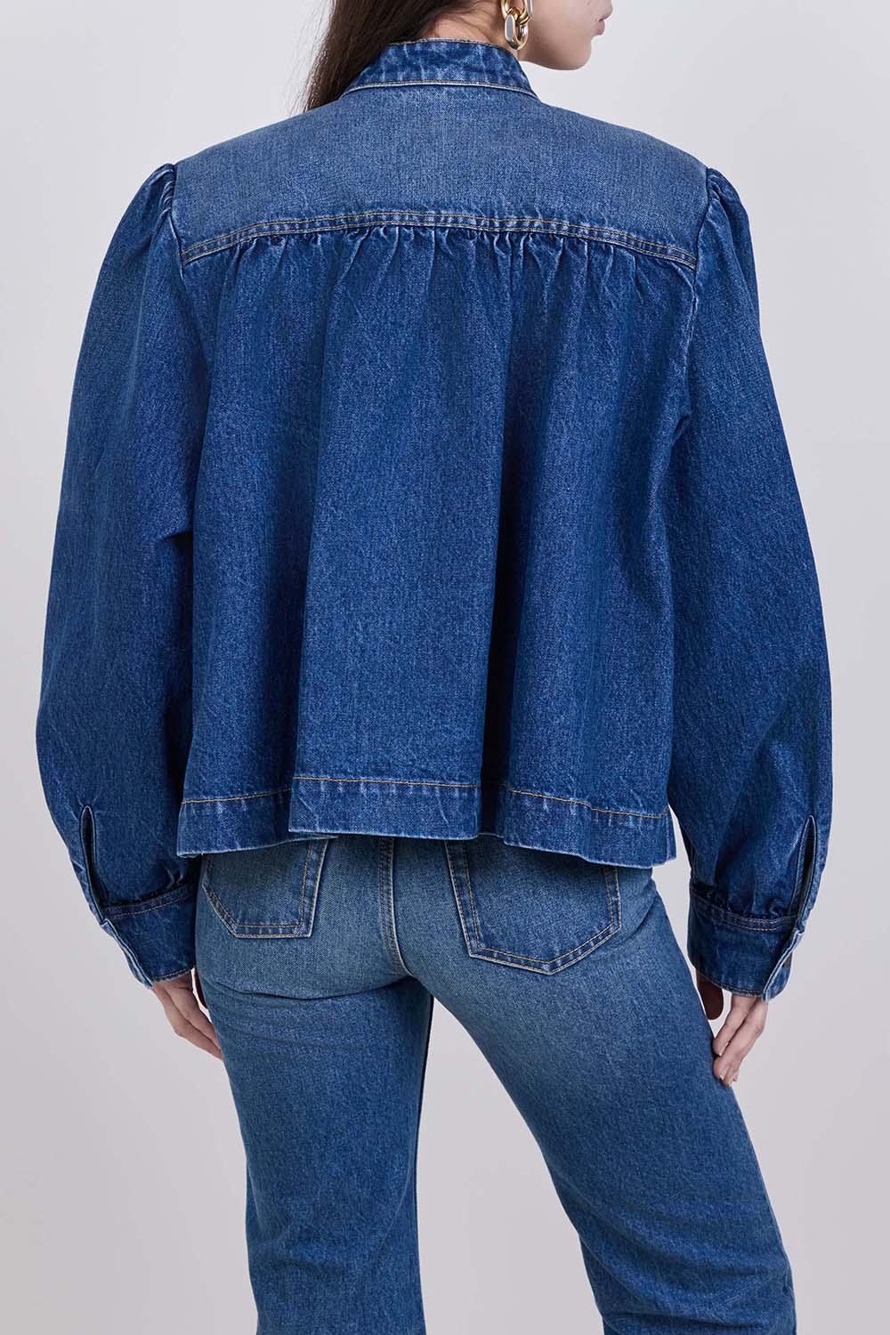 תמונת דוגמן אחורית של ז'קט ג'ינס