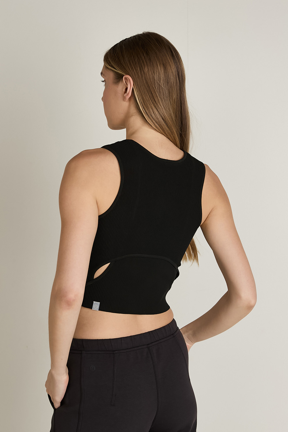 תמונת דוגמן אחורית של Cut-Out Knit Tank Top