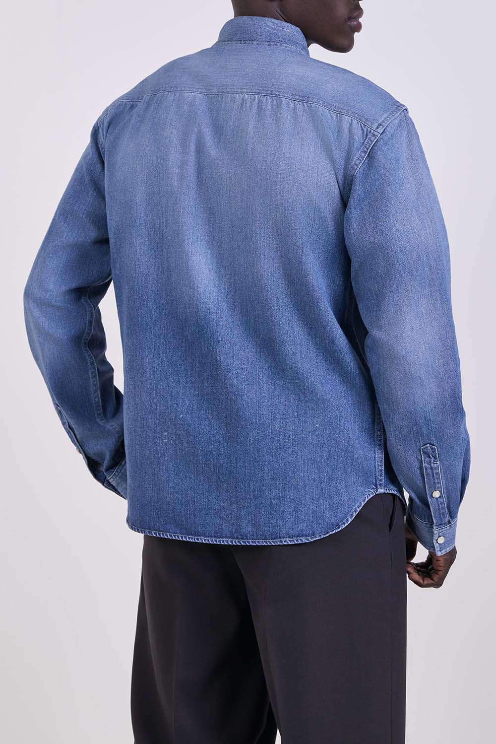 תמונת דוגמן אחורית של חולצת ג'ינס