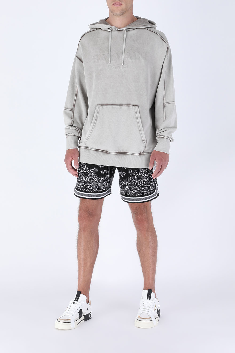 תמונת דוגמן קידמית של Low Top Sneakers in White and Gold