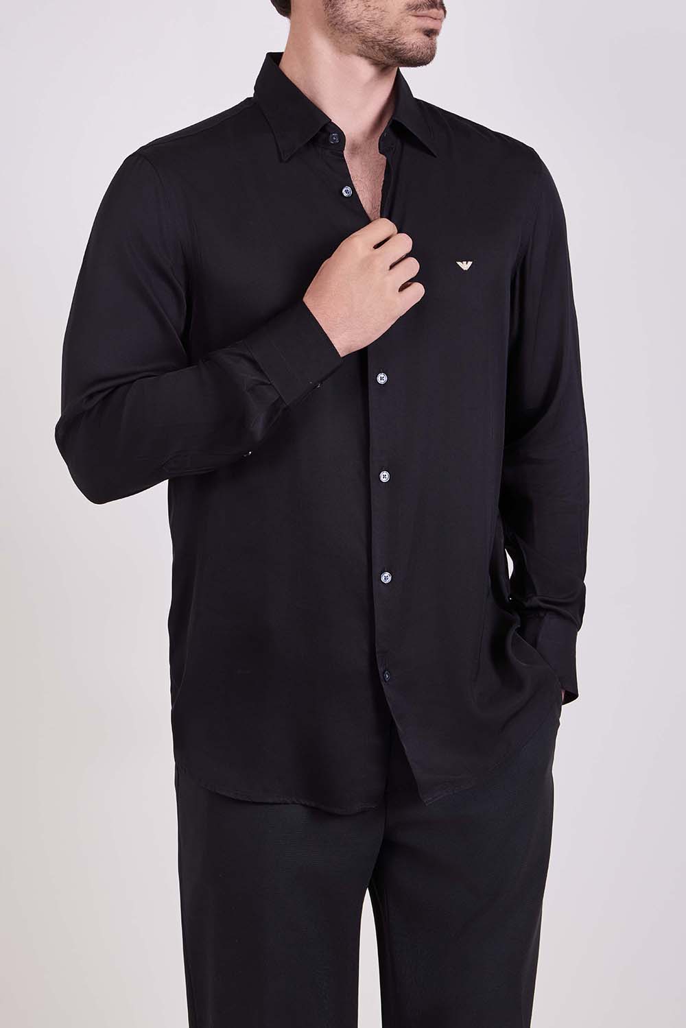 תמונת דוגמן קידמית של חולצה מכופתרת