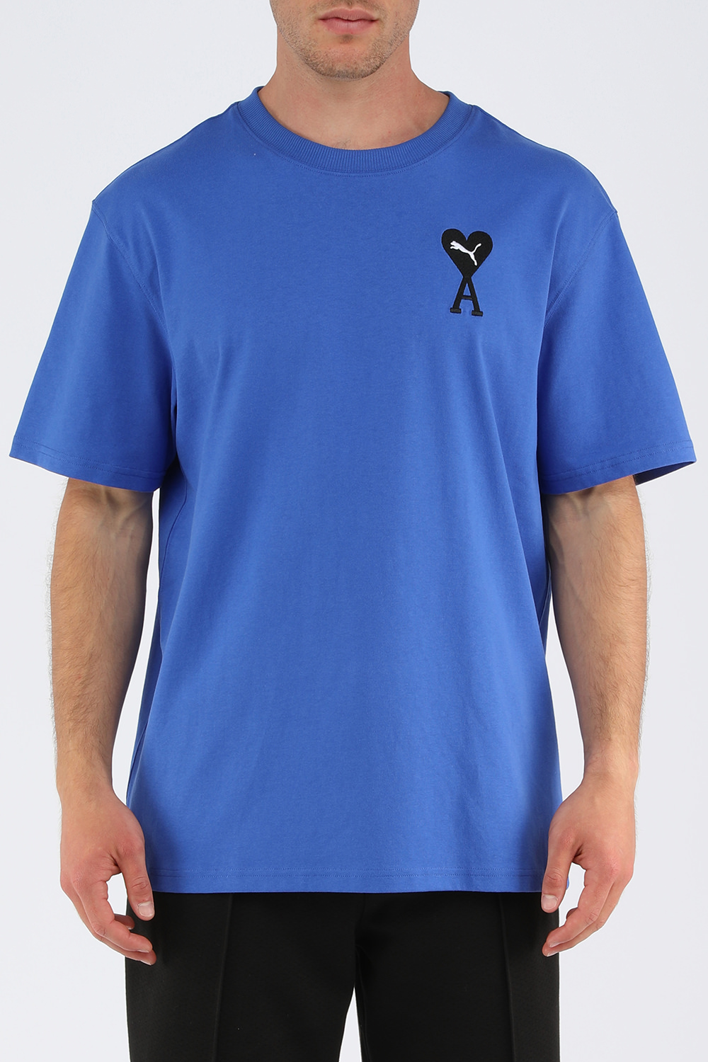 תמונת דוגמן קידמית של פומה X אמי חולצת טי כחולה