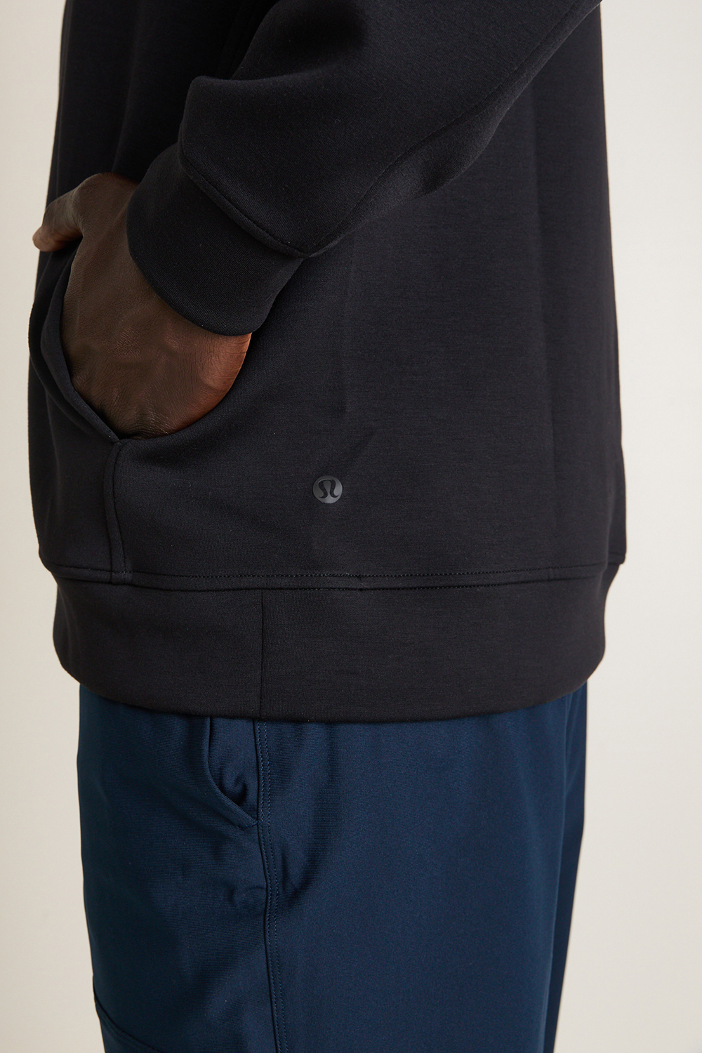 תמונת תקריב דוגמן של Smooth Spacer Classic-Fit Pullover Hoodie