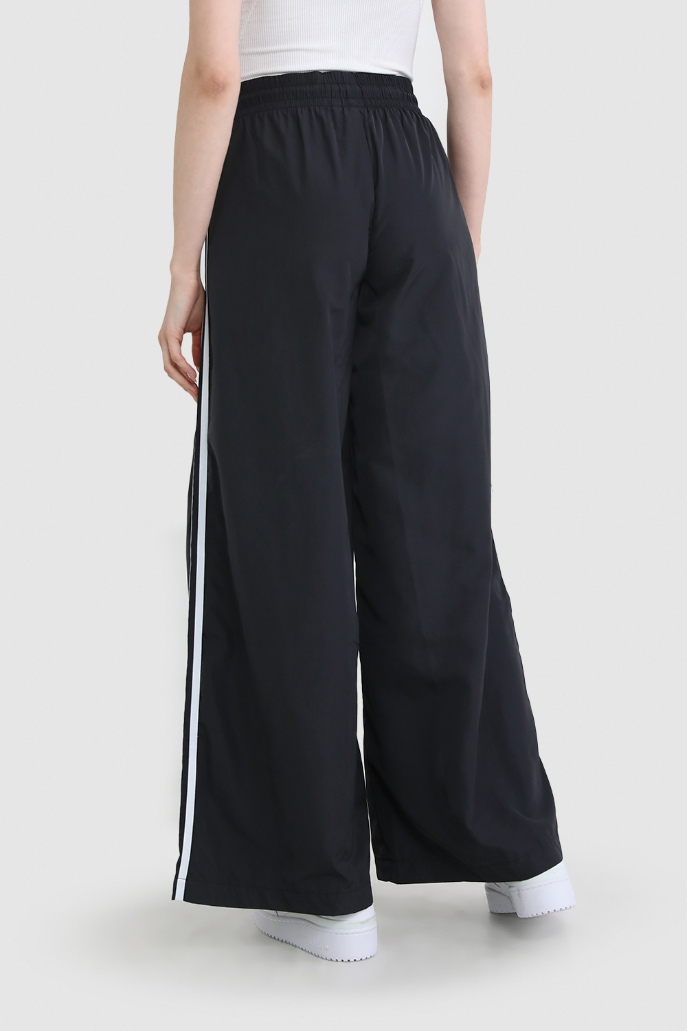 תמונת דוגמן אחורית של חולצת טי אוברסייז