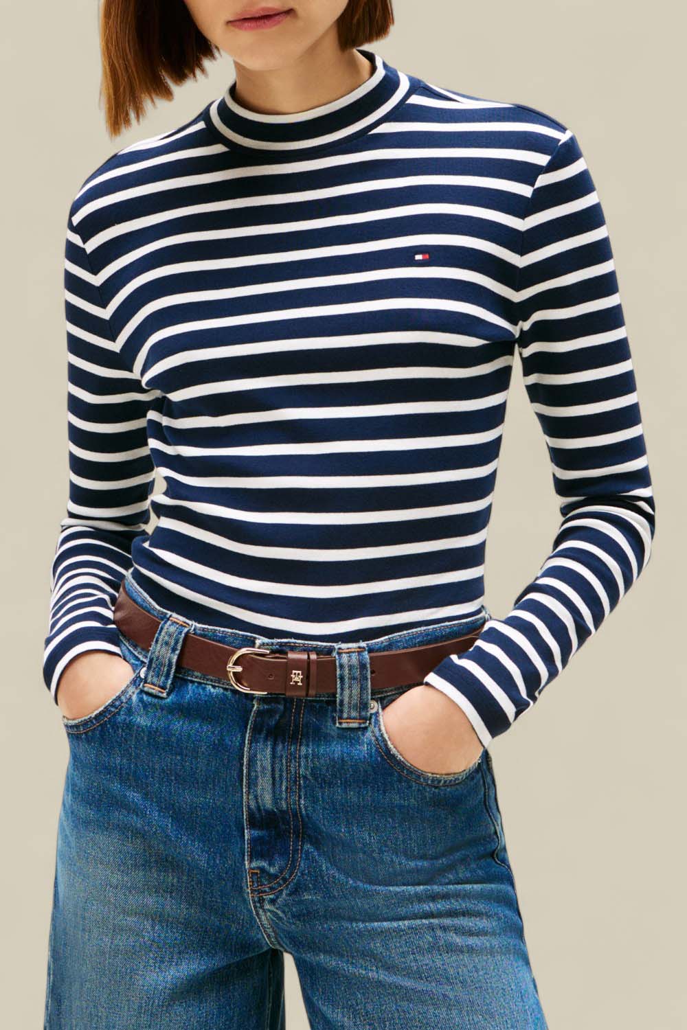 תמונת דוגמן קידמית של חולצת פסים ארוכה