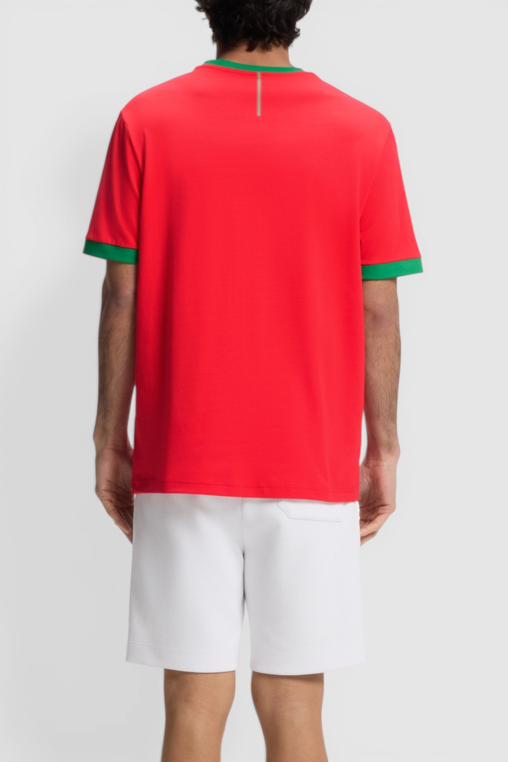 תמונת דוגמן אחורית של חולצת טי בגזרה ישרה