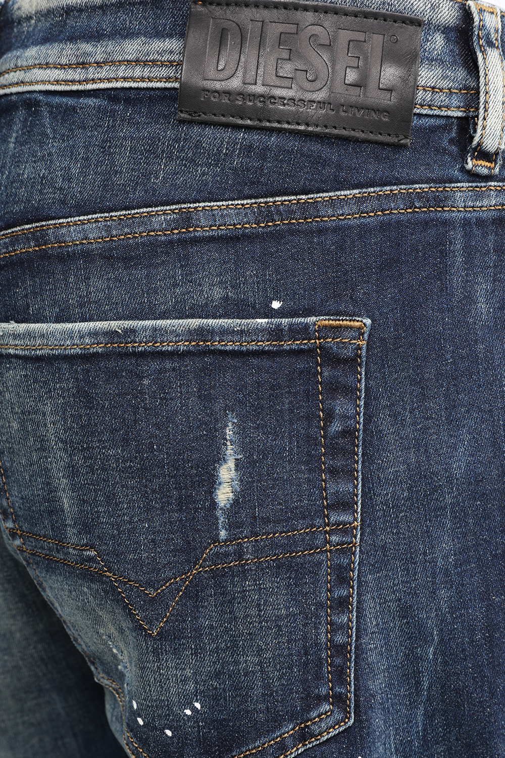 תמונת תקריב דוגמן של מכנסי סלים ג'ינס