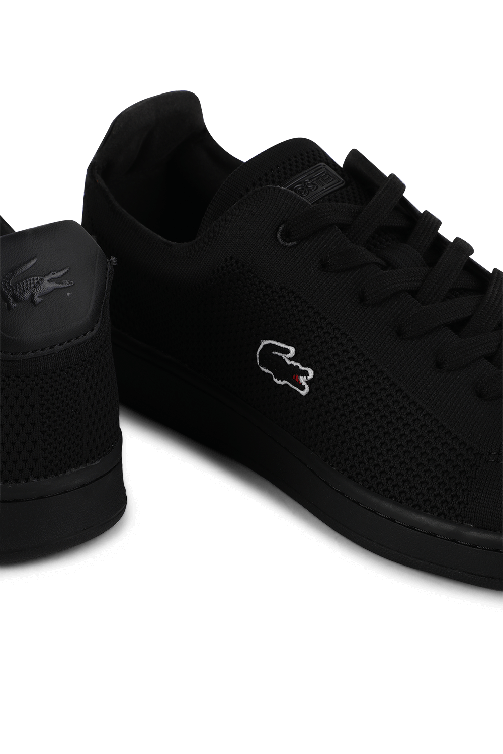 תמונת תקריב של נעלי סניקרס