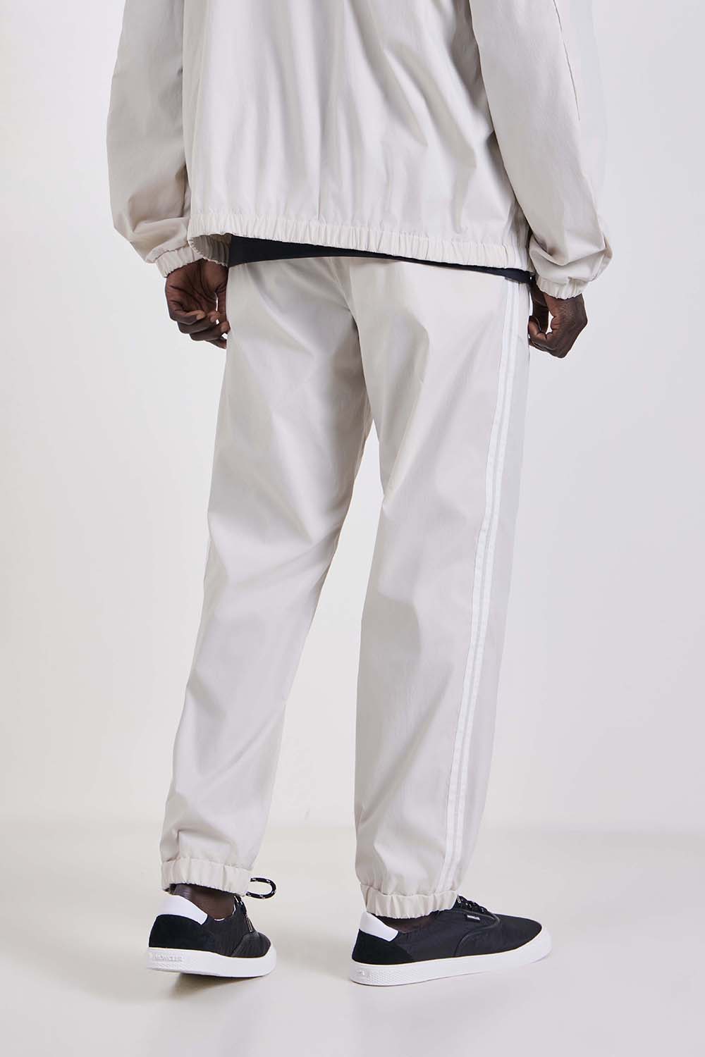 תמונת דוגמן אחורית של מכנסיים ארוכים