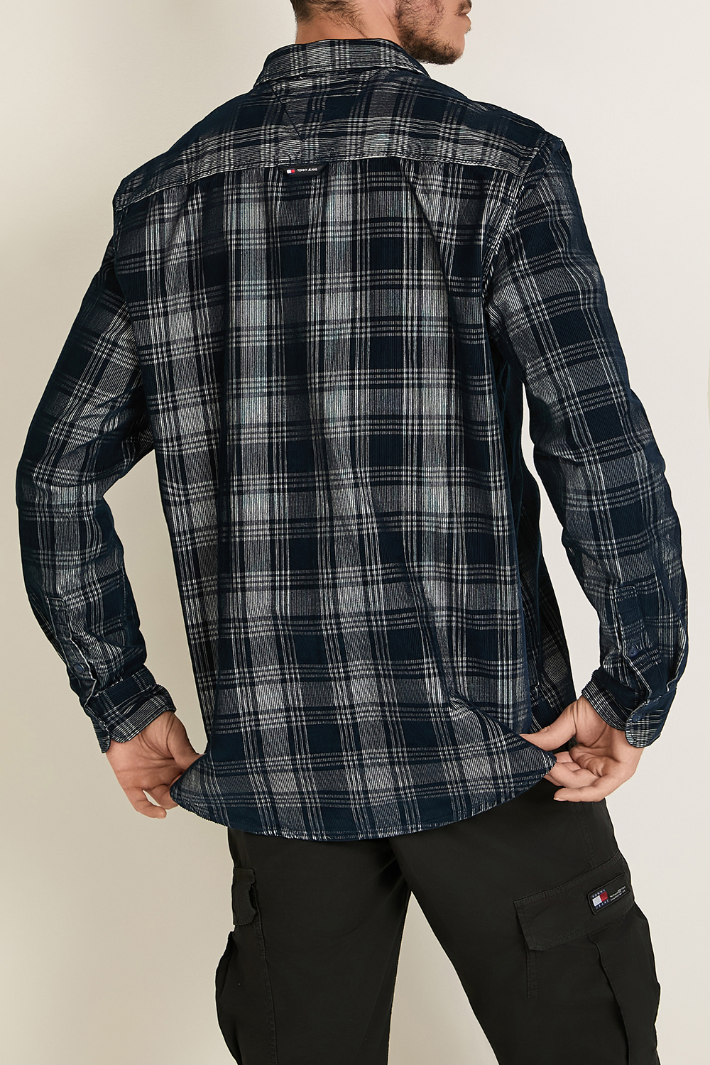 תמונת דוגמן אחורית של חולצת כפתורים קורדרוי