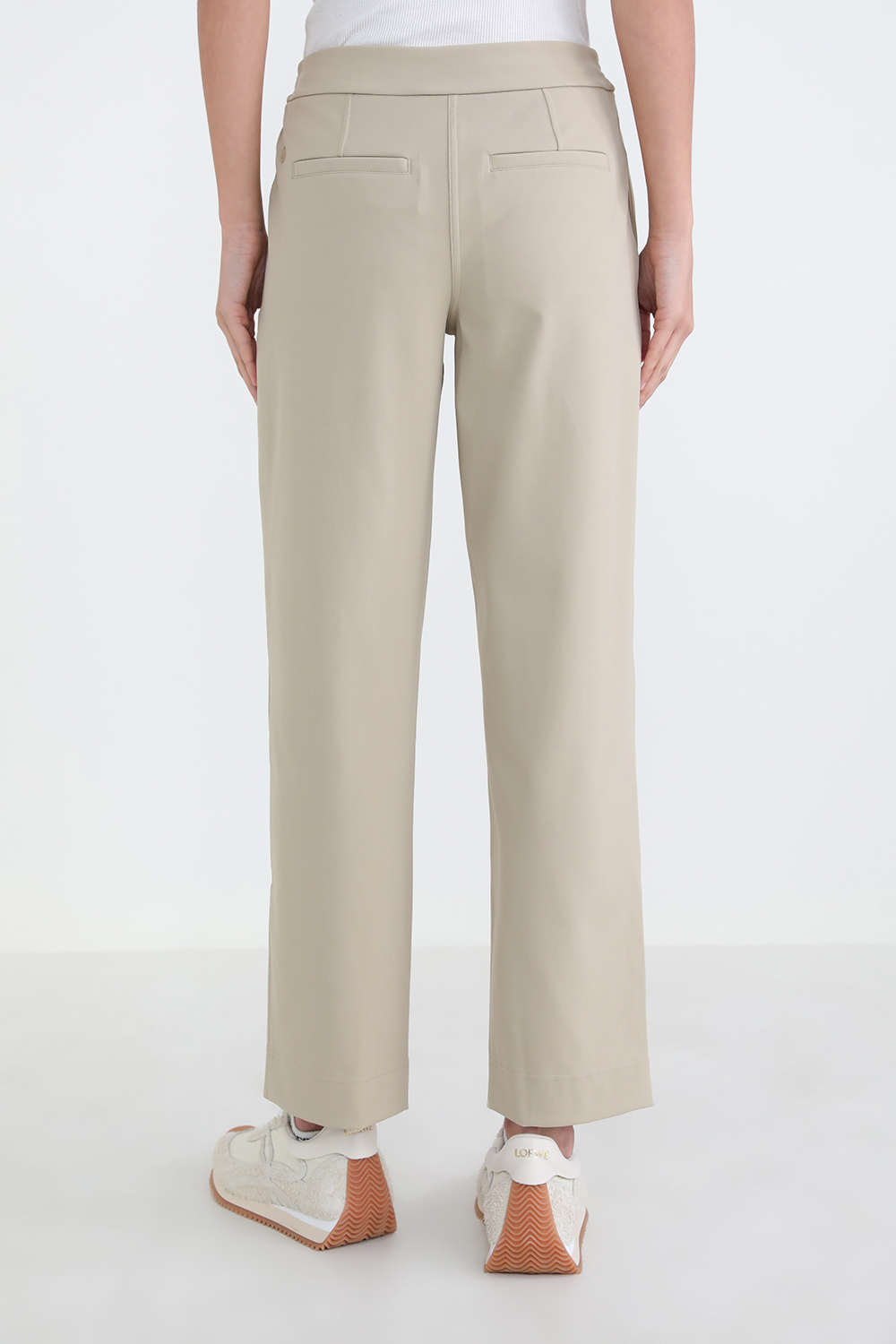 תמונת דוגמן אחורית של Straight-Leg Mid-Rise Pant Luxtreme