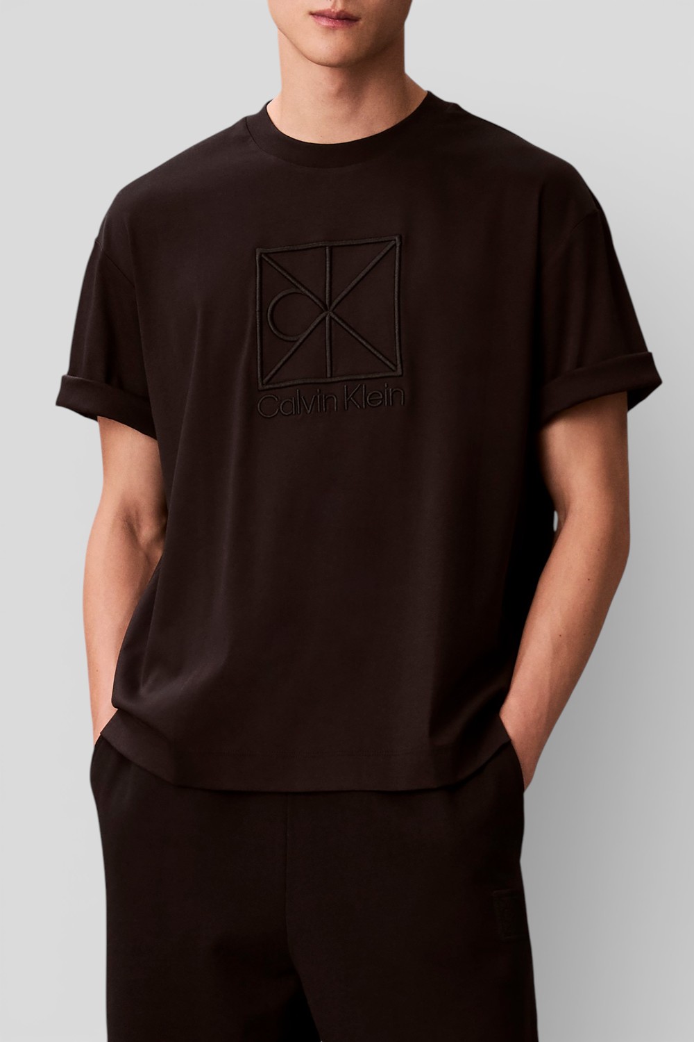 תמונת דוגמן קידמית של חולצת טי בגזרה משוחררת