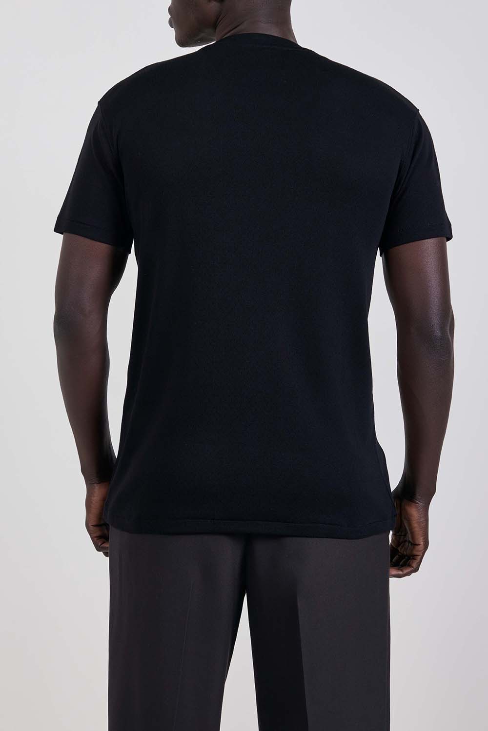 תמונת דוגמן אחורית של חולצת טי