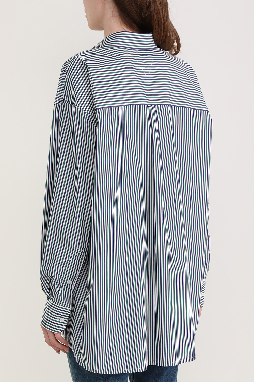 תמונת דוגמן אחורית של חולצת פסים אוברסייז מכופתרת מכותנה